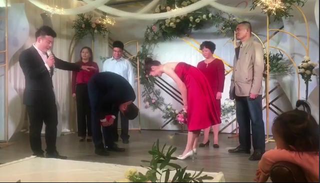 "抖音新娘"拜堂的奇葩事,网友:最搞笑一对!