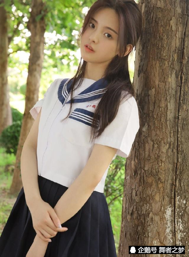 杨超越的少女心!萌妹写真合集,校园风清纯可人,丸子头美如萝莉