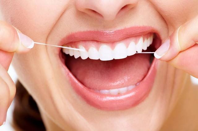 饭后用牙线还是牙签好,很多人都用错了, 难怪牙