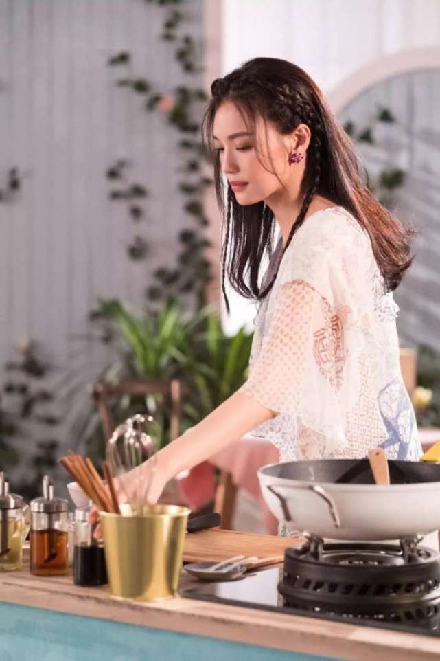 舒淇《中餐厅2》随性装扮,42岁穿得比16岁还少女!