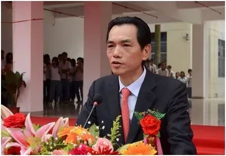 张峻富德保险控股张峻祖籍广东普宁,原名张仲俊,被称为隐形的深圳首富