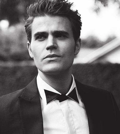 先是饰演吸血鬼始祖klaus的约瑟夫-摩根,与剧中饰演邦妮妈妈的女星