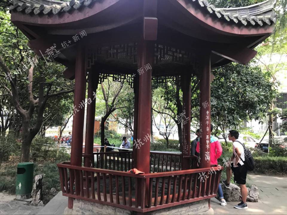 又一处 杭州岳王公园一亭子被人刻满字嫌疑人已被控制