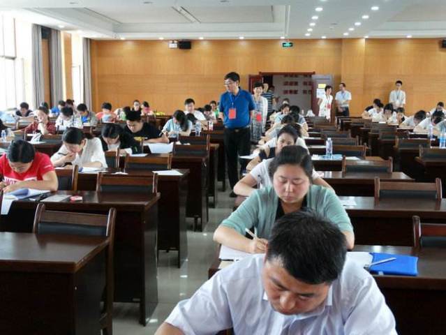 行政机关事业编工勤人员能转岗到管理岗位吗?