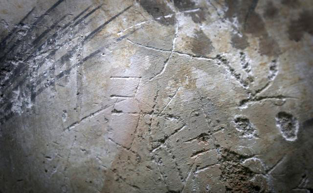 让人气愤的是,虽然隔着玻璃,但一些壁画上被人涂鸦刻字的痕迹依旧清晰