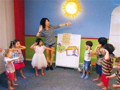 幼儿园组织午睡,老师拍照发家长群,妈妈看到后