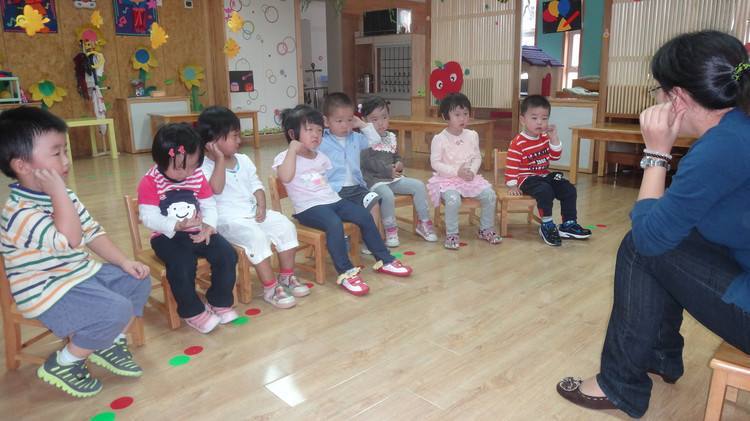 幼儿园组织午睡,老师拍照发家长群,妈妈看到后