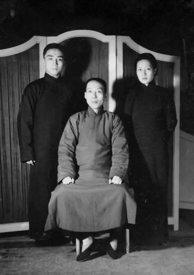 孟小冬1938年拜余叔岩为师时留影,后排左为李少春