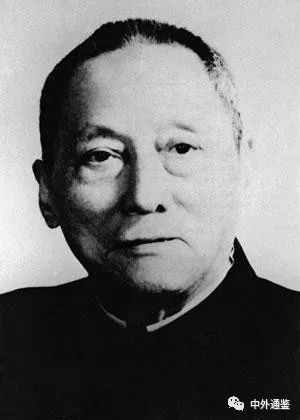 1895年,在陈半丁19岁时,他随表叔吴隐来到上海,在严信厚家做伙计,以