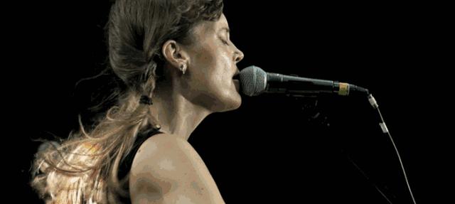 kim taylor眯了眯眼睛,金色的波浪发被扎成两束放到胸