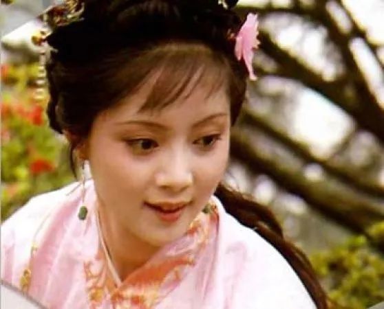 集美貌与才华的薛宝钗,为何比不上林黛玉呢?她