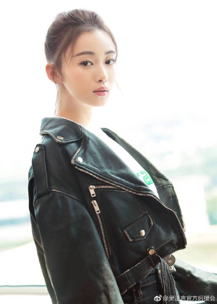 吴谨言终于找对发际线,高马尾加上小绒毛,魏