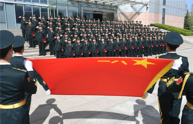 戴上崭新的"四道拐",他们是比将军还稀缺的士兵