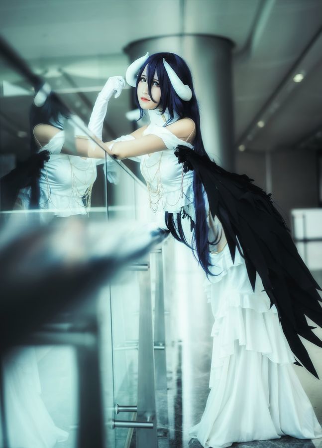 骨傲天cos雅儿贝德,纯白服饰格外有型,镜子反现不一样的场景