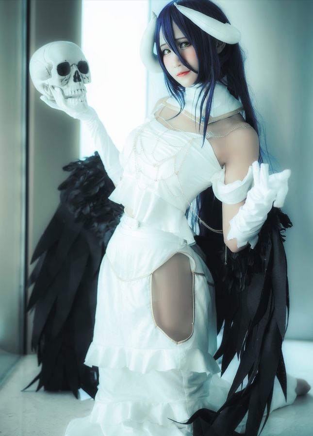 骨傲天cos雅儿贝德,纯白服饰格外有型,镜子反现不一样的场景