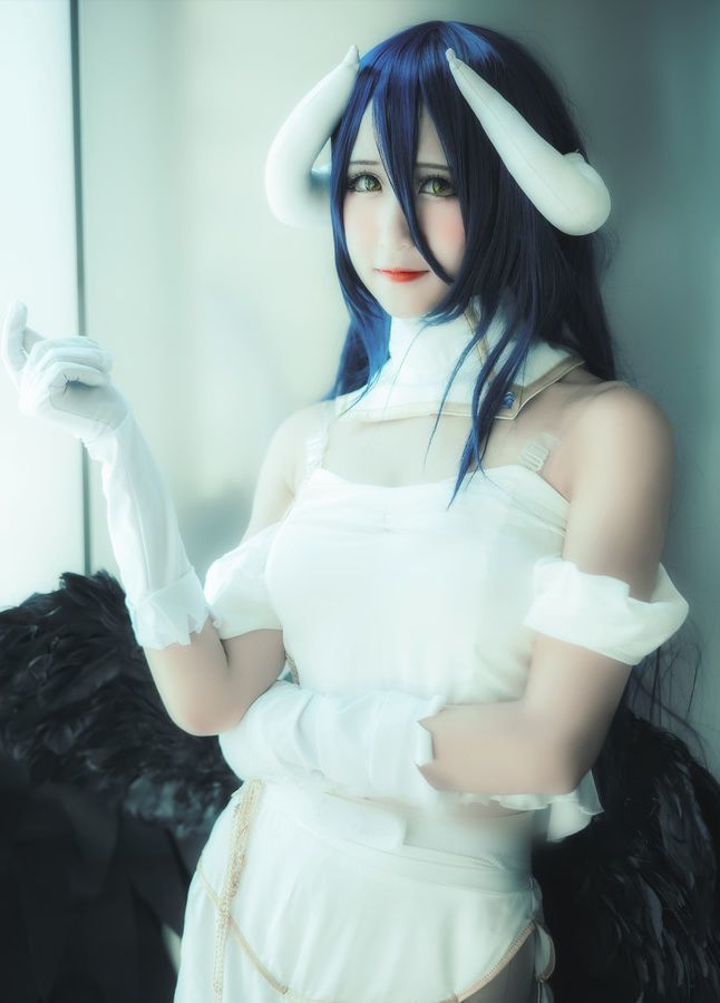 骨傲天cos雅儿贝德,纯白服饰格外有型,镜子反现不一样的场景