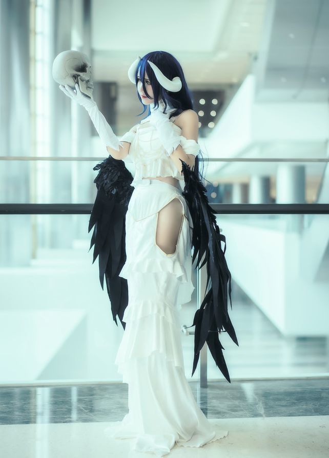 骨傲天cos雅儿贝德,纯白服饰格外有型,镜子反现不一样的场景