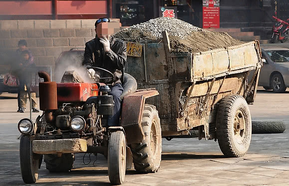 网友:"两桶油"背锅