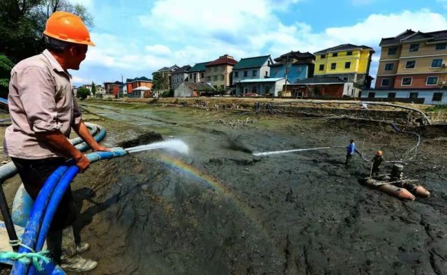 常用疏浚技术除人工挖泥外,多采用抓斗式挖泥船施工,水力冲挖清淤施工
