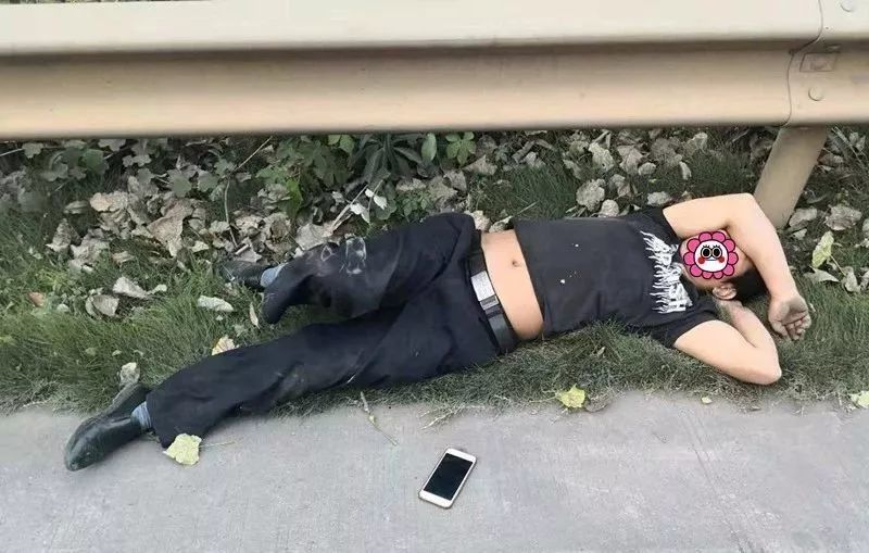 衡阳一男子醉酒后迷糊搭车出行 郊区下车躺路边睡着