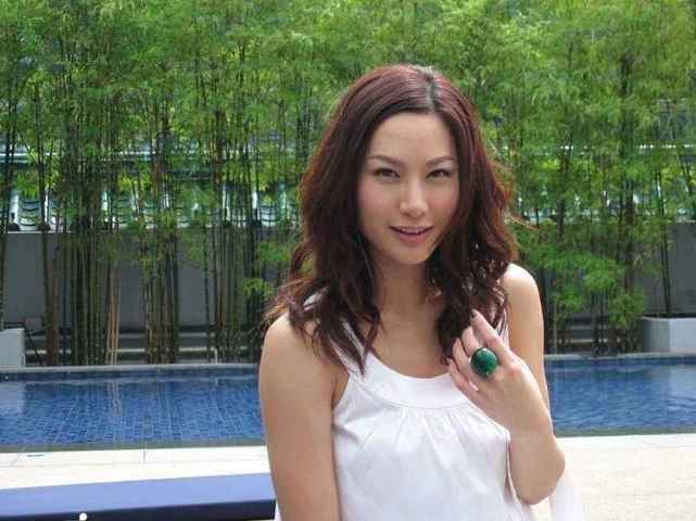 钟嘉欣,胡杏儿,杨怡,陈法拉和徐子珊是tvb新一代五朵小花,如今除了