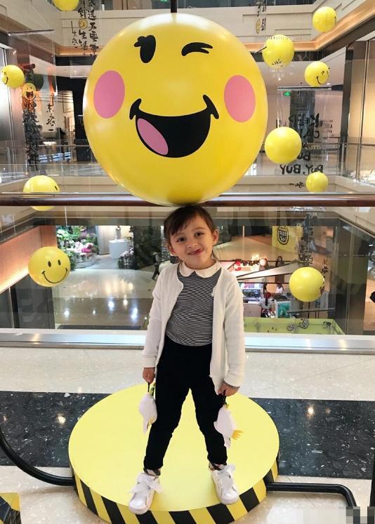 白马王子",她与罗伯特牵手后,先后生下了两位可爱的混血宝宝米雅,爱登