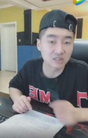 快手网红九天低俗直播视频又现,看女孩缝宽不