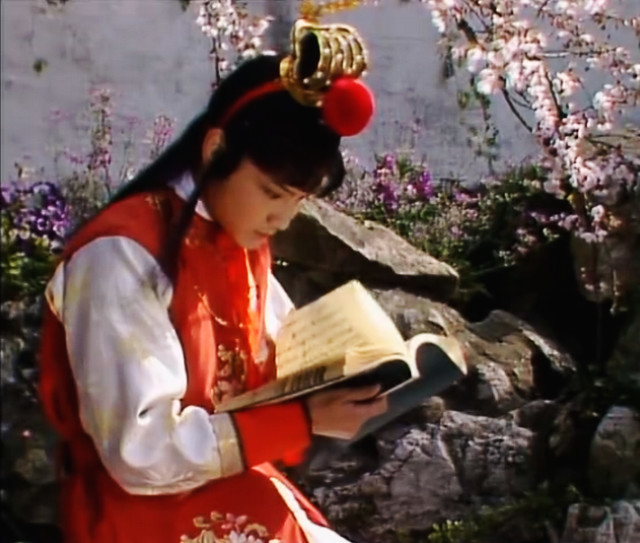 林黛玉不把落花撂在水里,这和南宋一位诗人的