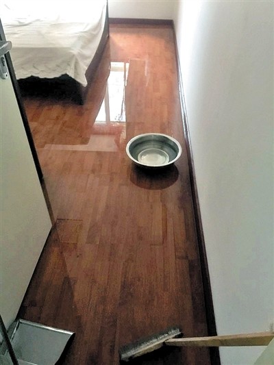 卧室木地板大面积被水淹了.