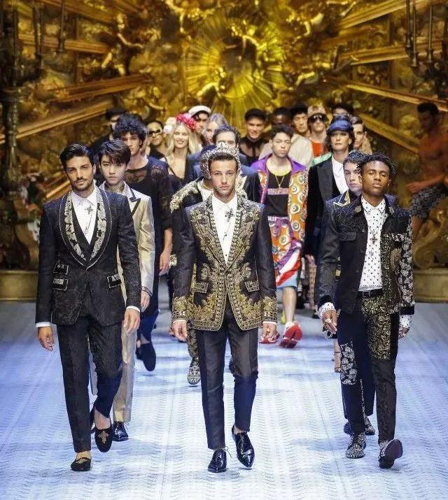 明星走秀哪家强?李宇春走秀放自己的歌,陈志朋穿裙子在t台摔倒