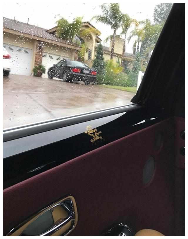 梅赛德斯s400能挡住车牌吗 你不用封锁车牌,也没有人敢封锁劳斯莱斯