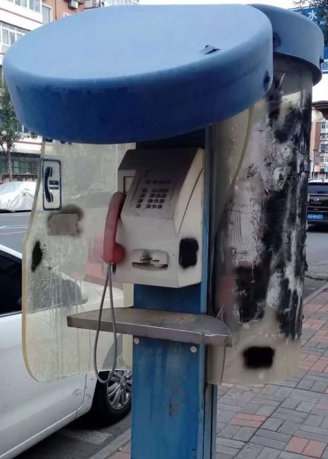 天津街头ic卡电话亭都成这样了 是否该退出江湖?