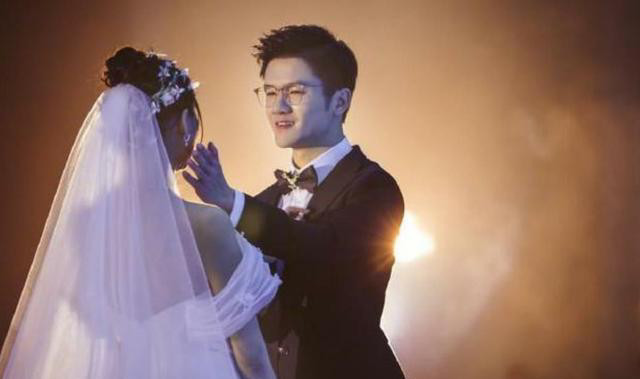 若风婚礼上,陈一发现身现场,不跟阿冷和冯提莫同座,看着心酸