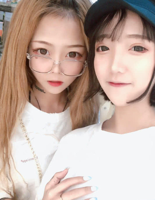 顾茜茜深夜直播,被窝里突然出现1只小奶狗,网友:把那东西藏好