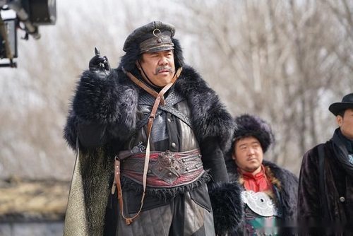 跟他同时期的还有一个土匪就是奶头山的许大马棒,电影里有介绍