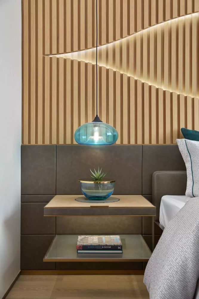 与白金色调搭配轻奢而时尚