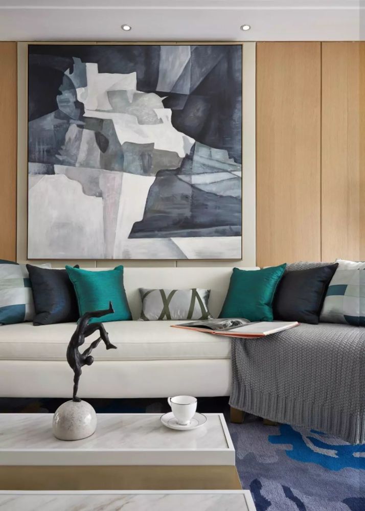 与白金色调搭配轻奢而时尚