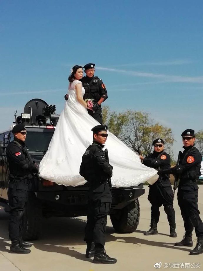 富平一特警新郎失约新娘追到训练场拍婚纱照