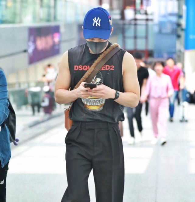 王冠逸的头发这么香 竟吸引一只蝴蝶粘在帽子上 气质都变柔美了