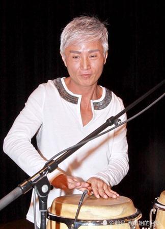 57岁的周启生作客某电台,讲述了自己的音乐生涯,比如他表示,谭咏麟爆