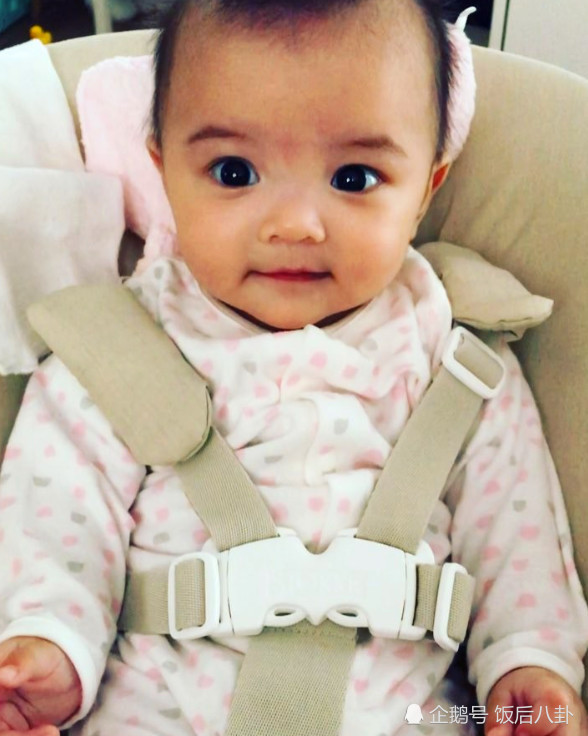 熊黛林晒双胞胎女儿近照,一母同胞的两姐妹却长得一点都不像