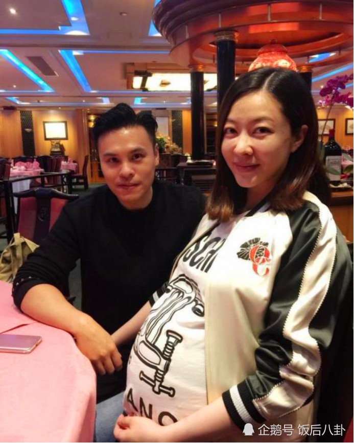 熊黛林晒双胞胎女儿近照,一母同胞的两姐妹却