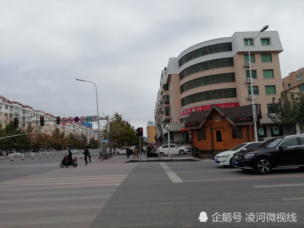 锦州一网红寒风中街边直播 两位大妈驻足