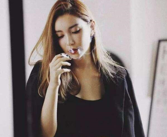 薛之谦前女友李雨桐晒其母亲年轻时照片,真是美的不可方物