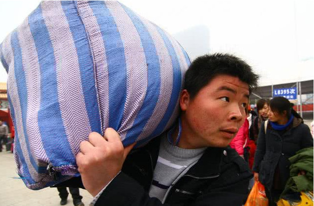 农村小伙打工一个月8000,看到老员工不断辞职,原因很现实!