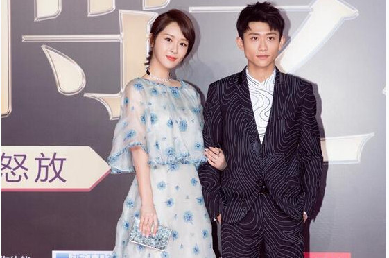 终于等到你杨紫晒与男朋友合照当街对男友撒娇拥抱欲亲吻