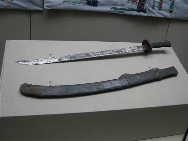 汉人用雁翎刀,满人用雁翅刀,清代制式佩刀有潜