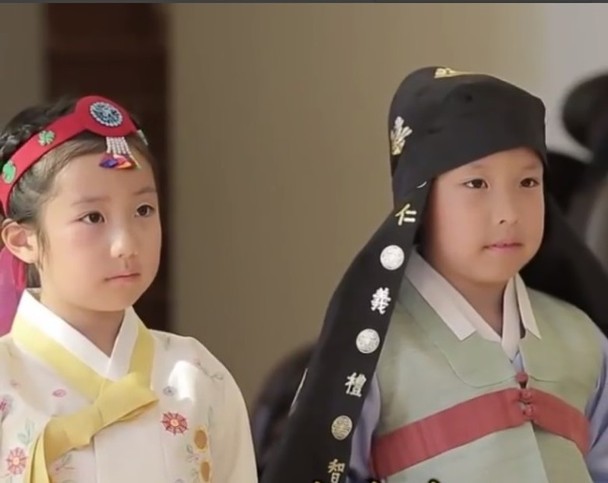 "大长今"子女幼儿园毕业照首度曝光,网友:遗传李英爱优良基因