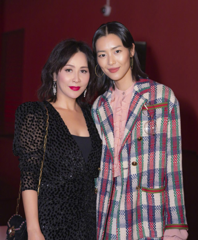 52岁刘嘉玲与49岁邓文迪同框比美,这身红绿配杀伤力太大了!