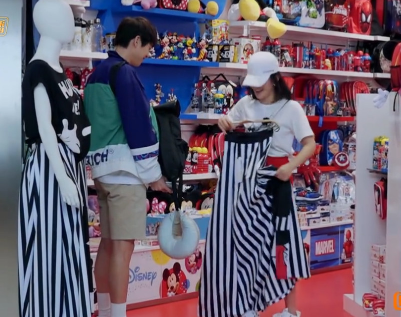 谢娜买奢侈裙子,一个无意举动暴露真实身高!